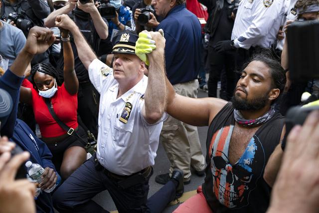 曾与抗议者一起下跪 纽约市警察局总警司退休 