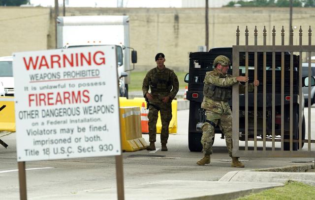 美德州空军基地发生枪击事件后被封锁