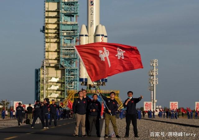 维珍银河老板抢先贝索斯升空，别羡慕富豪，中国人去太空有捷径！