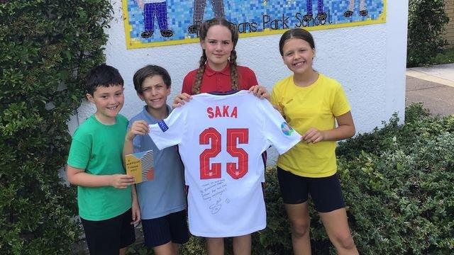 英国一学校的孩子们给萨卡写鼓励信，萨卡回赠给他们球衣
