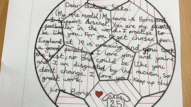 英国一学校的孩子们给萨卡写鼓励信，萨卡回赠给他们球衣