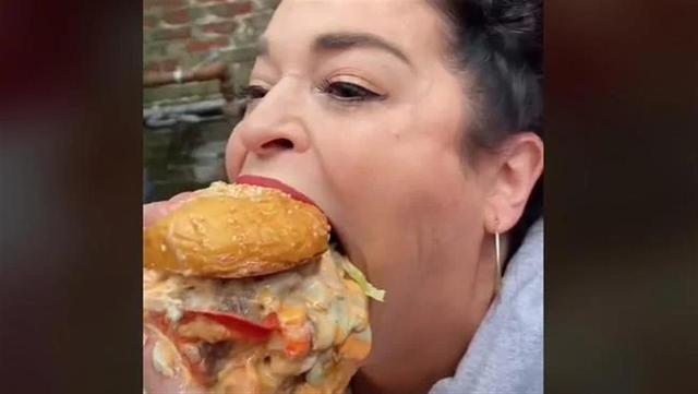 世界上嘴巴最大的女人，一口吃掉巨无霸汉堡