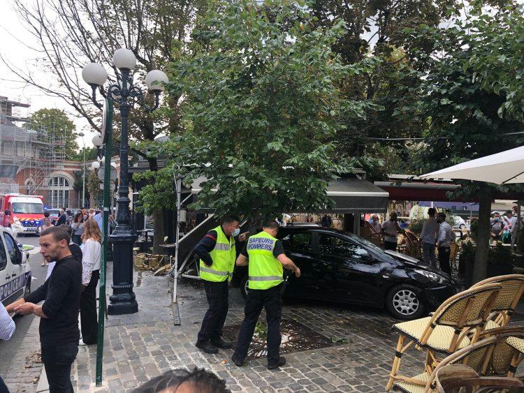法国一汽车冲撞咖啡厅露天座位 致6人受伤