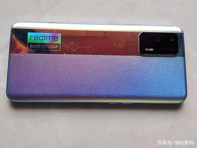 realme爆发，跑分72万+120Hz高刷+65W闪充，一代真香机跌至1899元