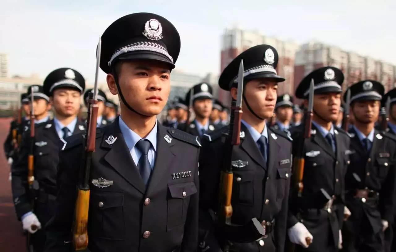 忍了美国的警服，忍了韩国的警服，看到迪拜的瞬间破防