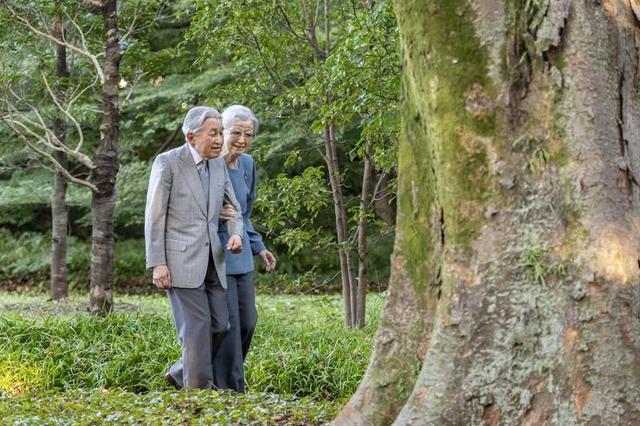 日本上皇后87岁生日，穿旧衣和上皇散步画面温馨，为公主婚事担忧