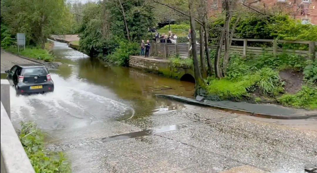 有点水就熄火，宝马为何都是“旱鸭子”？英国小镇口的这条路火了