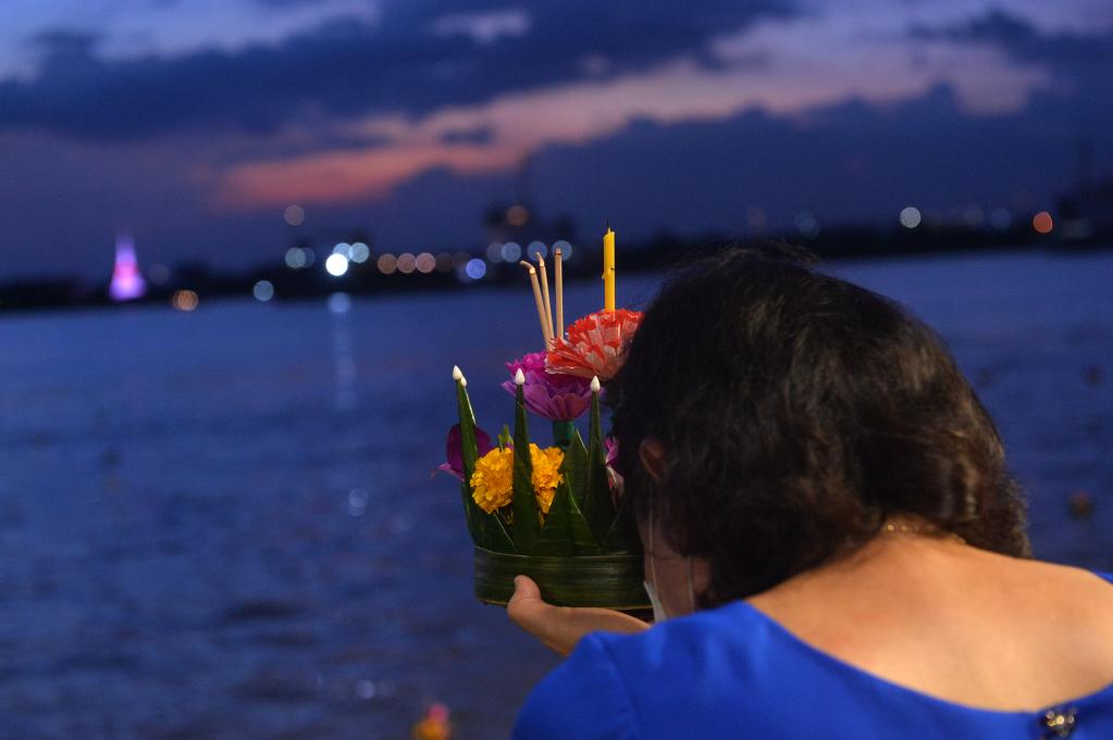 泰国曼谷：疫情下的水灯节[组图]