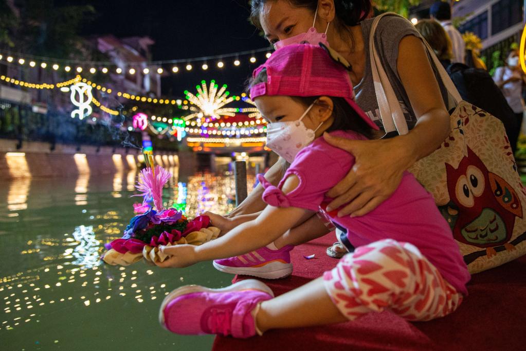 泰国曼谷：疫情下的水灯节[组图]