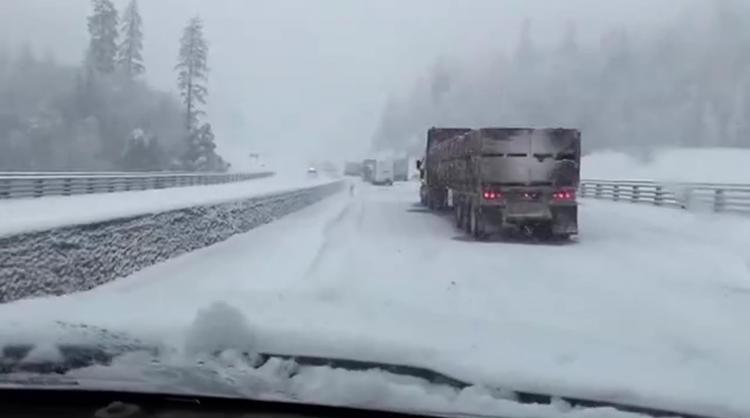 暴风雪致美国加州州际公路部分路段关闭