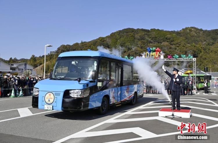 全球首列双模式汽车在日本投入运营 可在公路、铁路上行驶