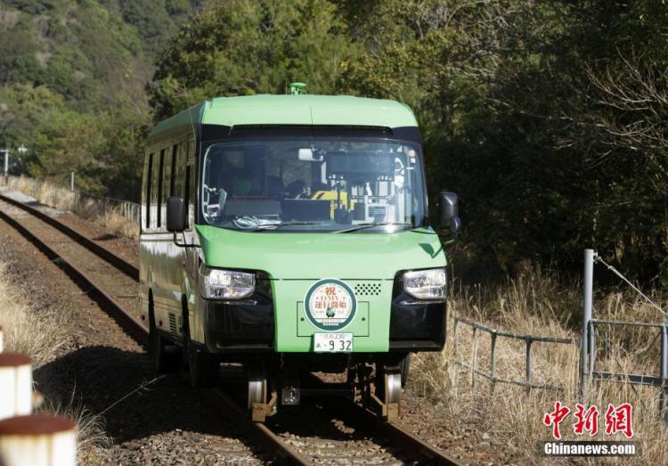 全球首列双模式汽车在日本投入运营 可在公路、铁路上行驶