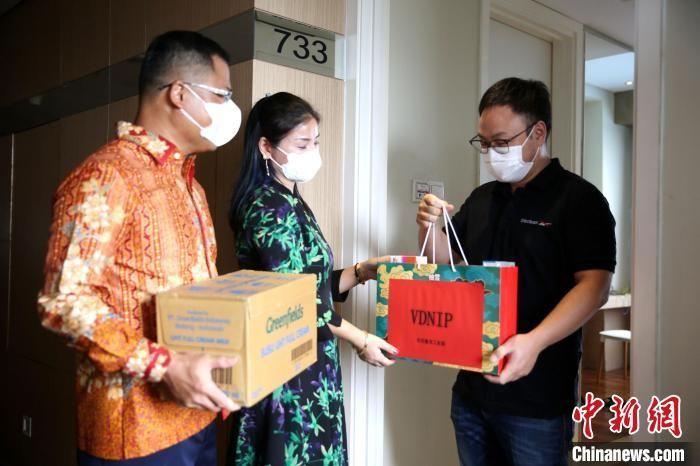 印尼中企为因疫情滞留同胞提供爱心餐发放春节礼包