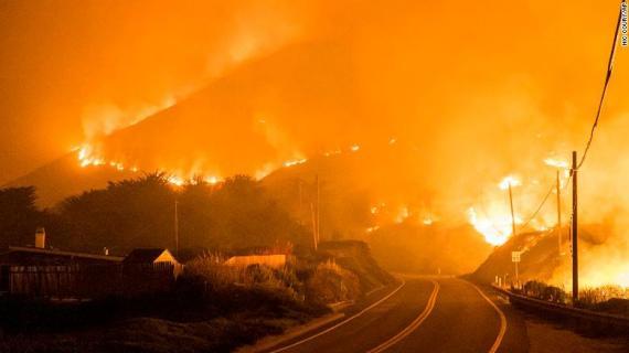 美国加州爆发山火：居民撤离 一号高速公路部分关闭