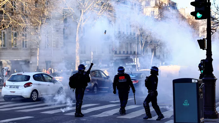 抗议示威者聚集法国巴黎，警方动用催泪瓦斯驱赶