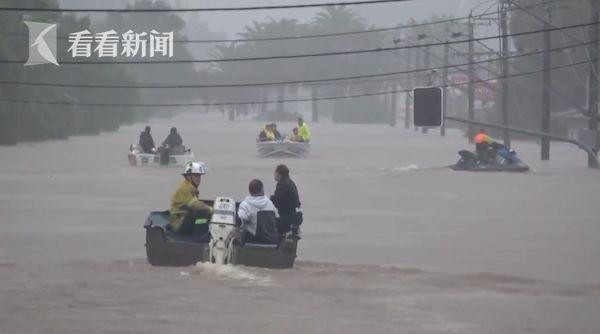 澳大利亚遭遇11年来最大洪水 快艇开上大街搜救