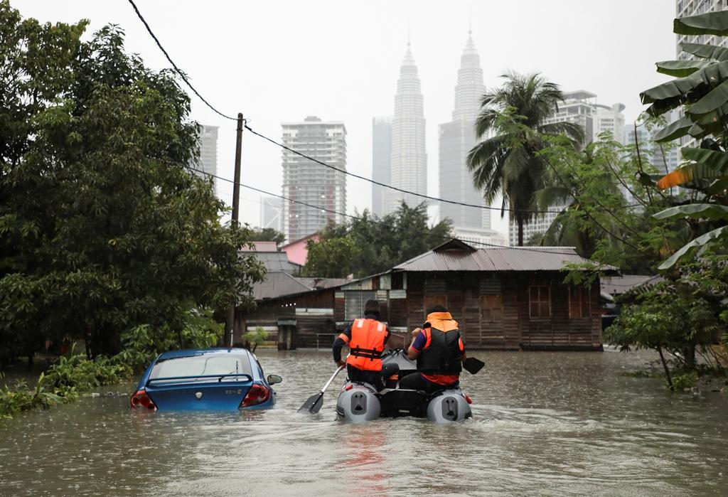 马来西亚暴雨引发洪涝 部分居民区被洪水围困