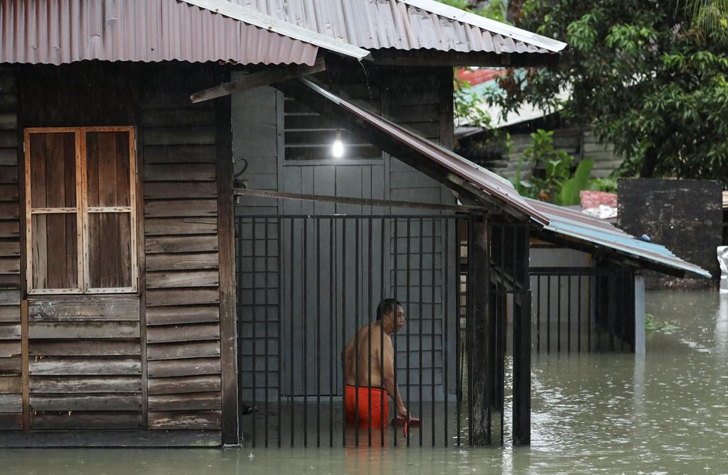 马来西亚暴雨引发洪涝 部分居民区被洪水围困