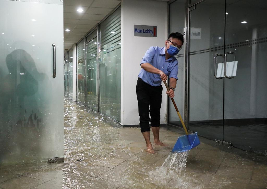 马来西亚暴雨引发洪涝 部分居民区被洪水围困