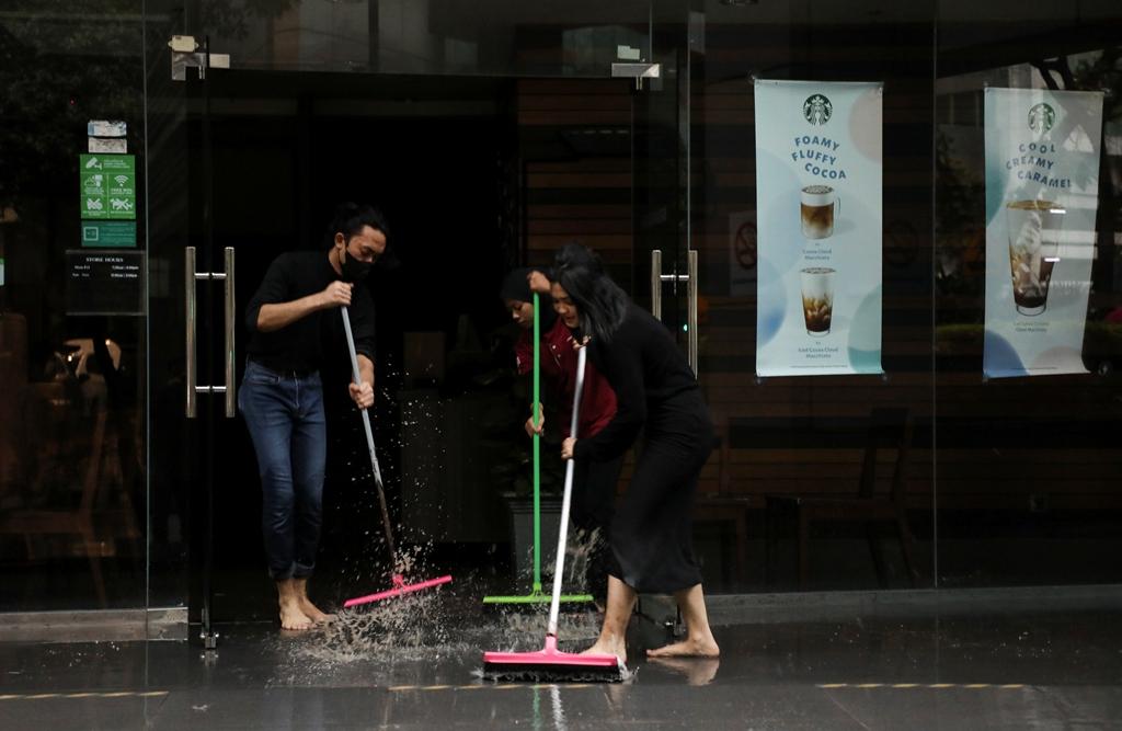 马来西亚暴雨引发洪涝 部分居民区被洪水围困