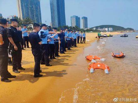 水上救生机器人成功救助海上遇险男孩