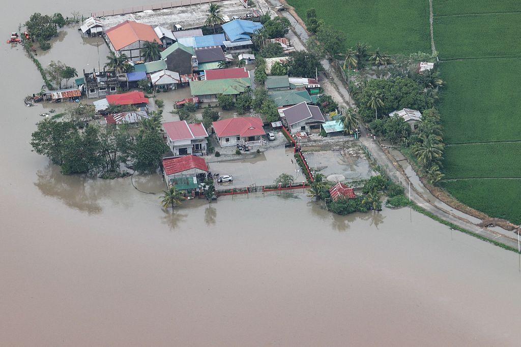台风“奥鹿”登陆菲律宾：7万居民转移，5名救援人员遇难