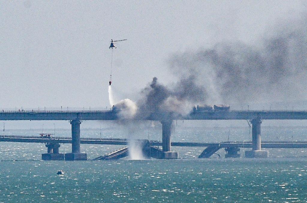 俄潜水员检查大桥受损情况 克里米亚官员警告"人们有复仇欲望"