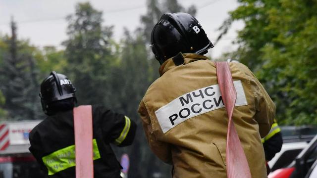 俄紧急情况部部长抵达下瓦尔托夫斯克居民楼部分坍塌现场