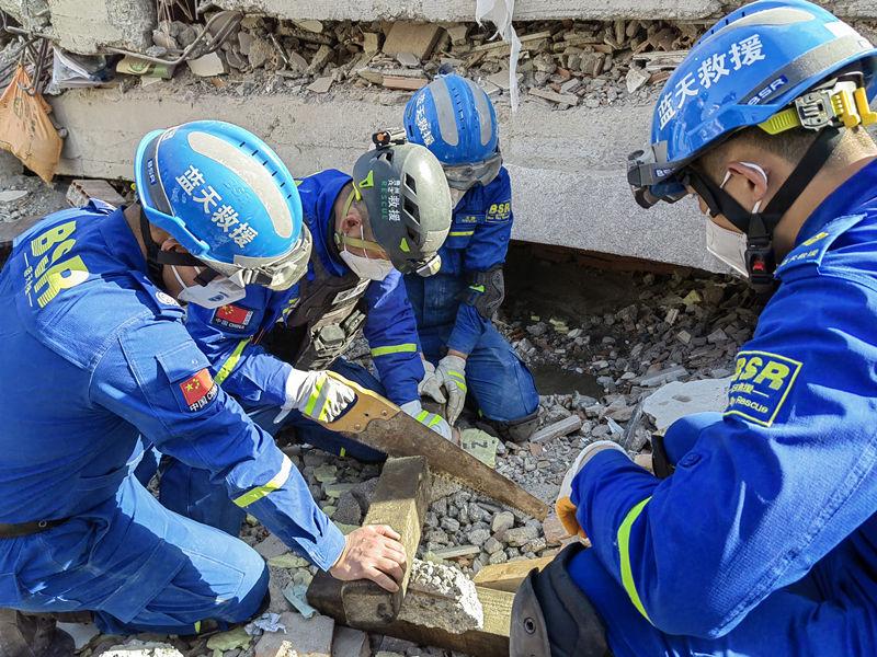 海南蓝天救援队在土耳其震区开展救援 与死神赛跑