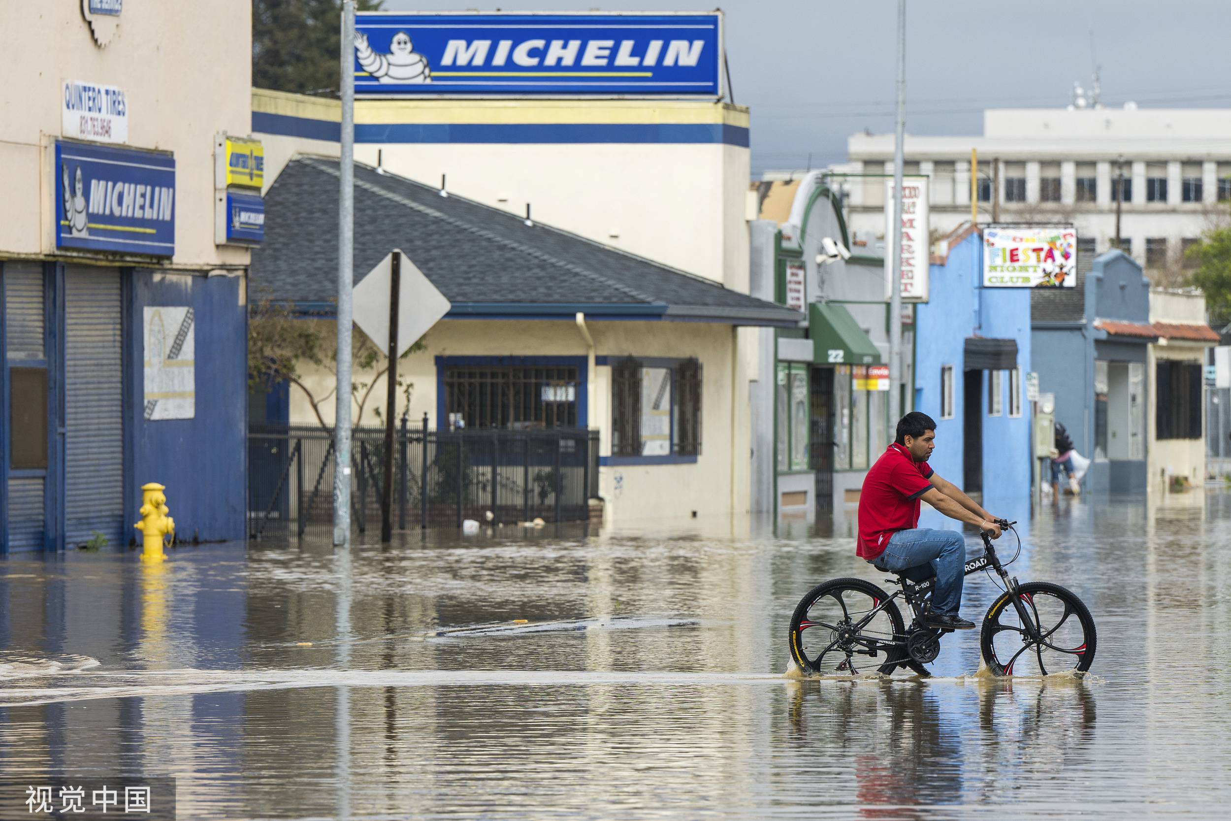 美国加州风暴引发洪水已致2人死亡，3.2万用户仍断电