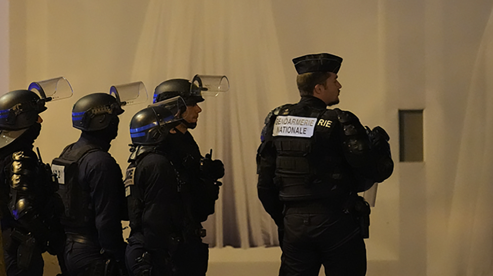枪杀17岁少年的法国警察获百万欧元募捐，左右翼表态不一