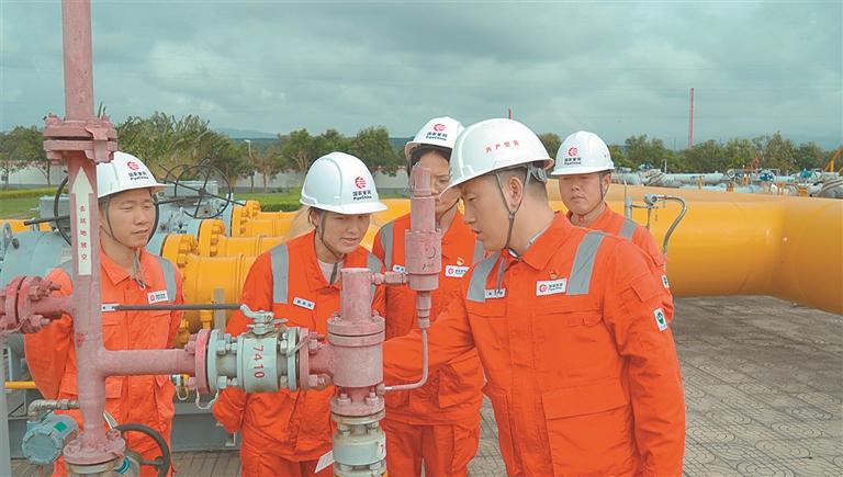 中缅油气管道管网人：为国输油气    为民保供应