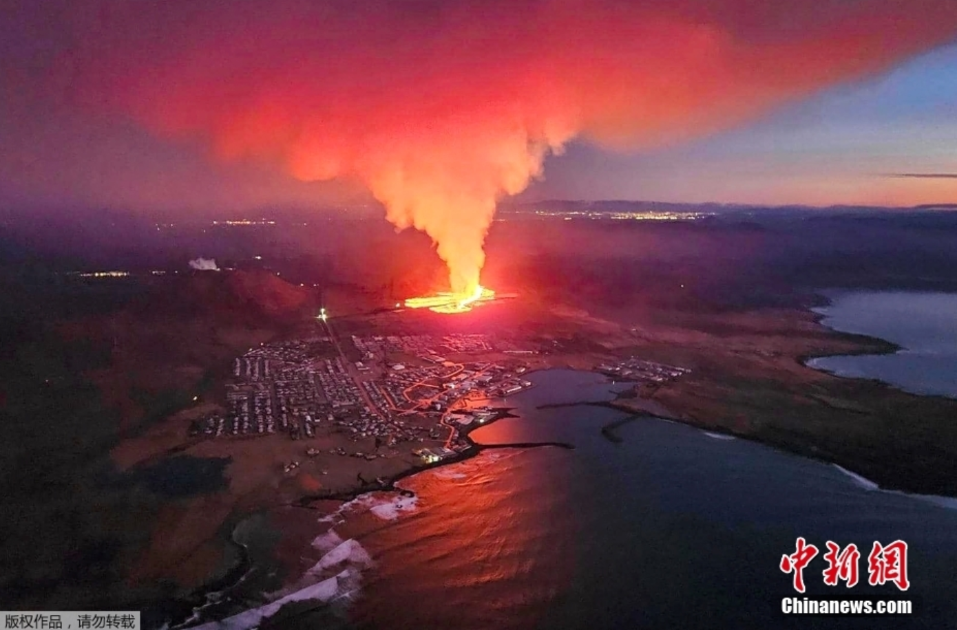 冰岛城镇附近发生火山喷发 岩浆逼近建筑物