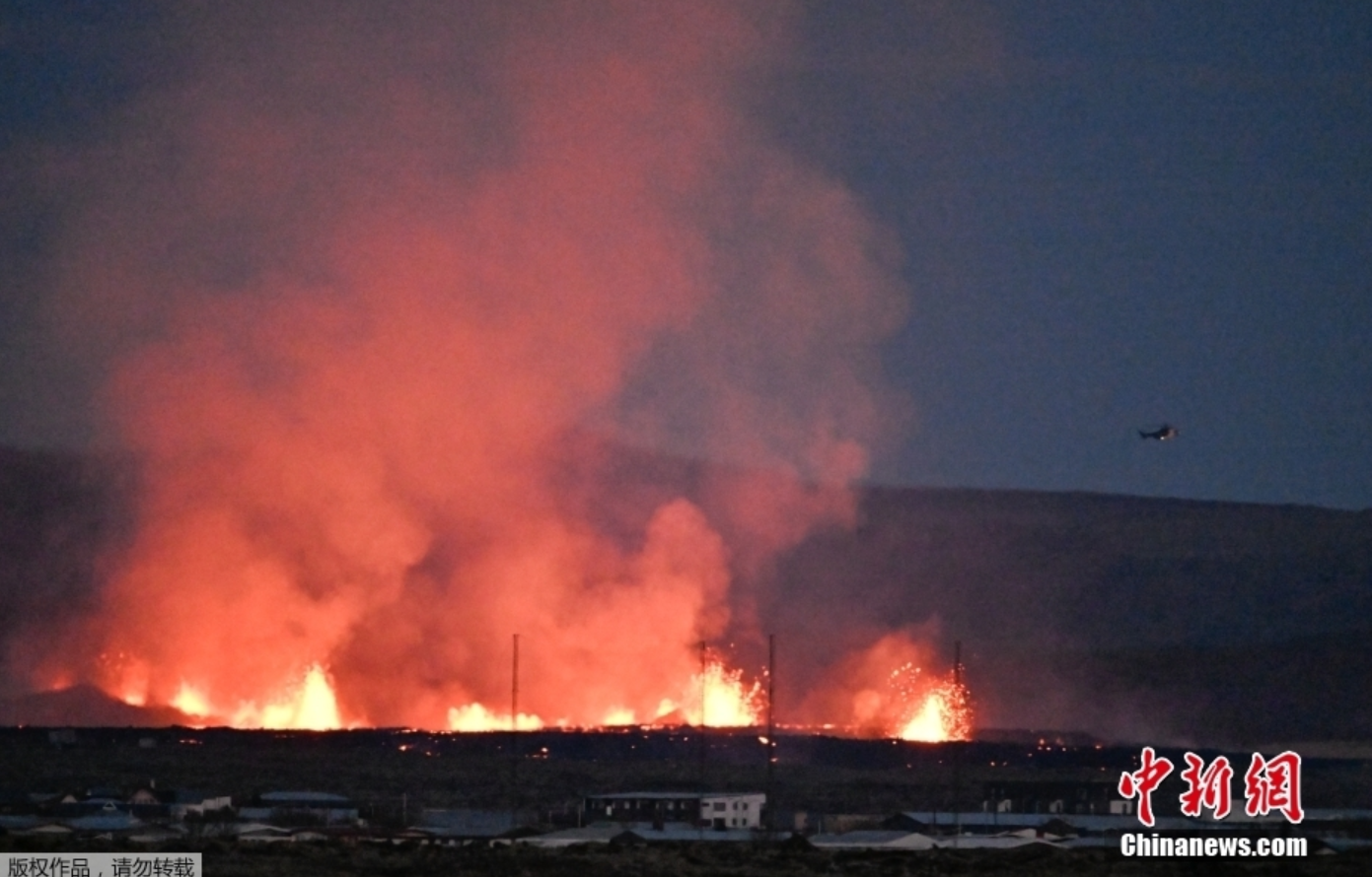 冰岛城镇附近发生火山喷发 岩浆逼近建筑物