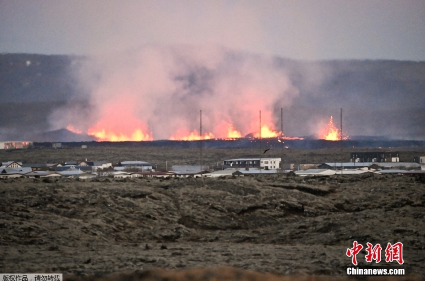 冰岛城镇附近发生火山喷发 岩浆逼近建筑物