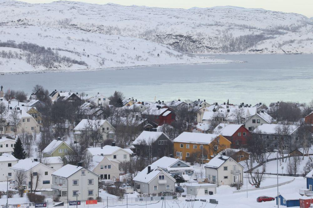 挪威北极小镇希尔克内斯的冬日景色