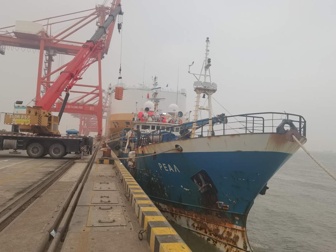 长江引航中心助力海鲜货船到港