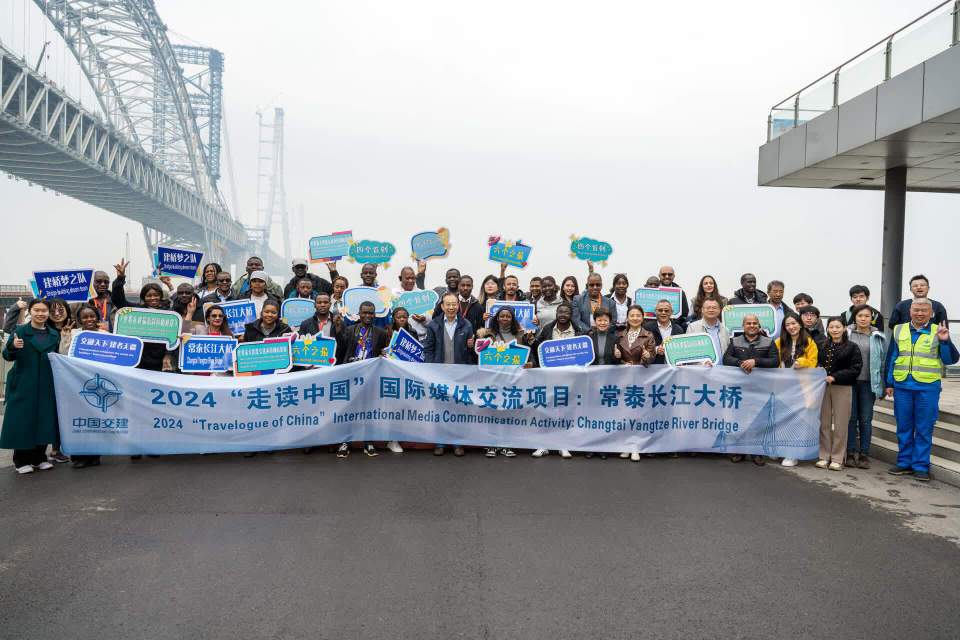 32国外媒记者打卡常泰长江大桥：“无可比拟”“独树一帜”