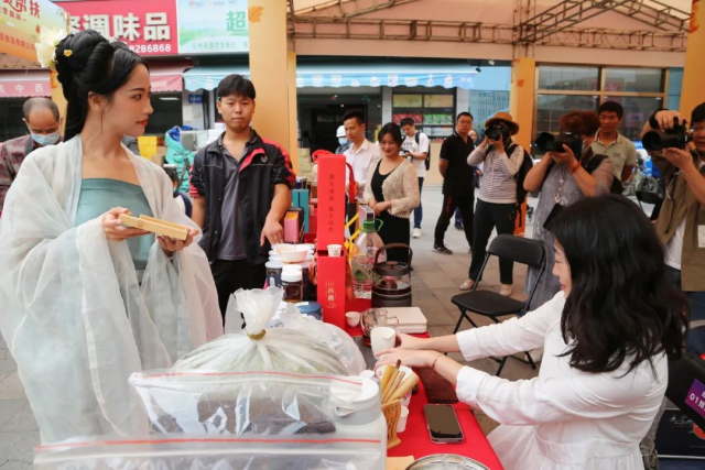 逾千品牌商家，万元消费补贴 ，“浙”里有场采购大会即将启动！